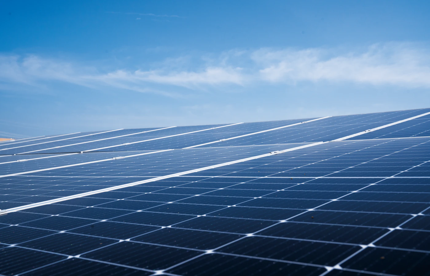 Zonnepanelen op een schuin dak